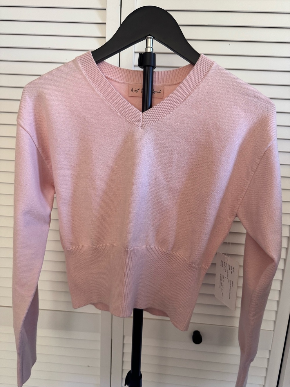Women's V-Neck Lightweight Sweater in Pale Pink